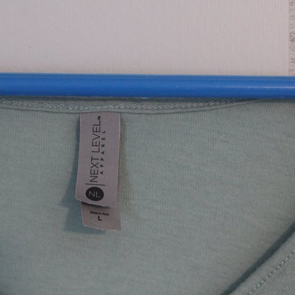 v-neck, sleeveless layering tank top - Picture 2 of 2